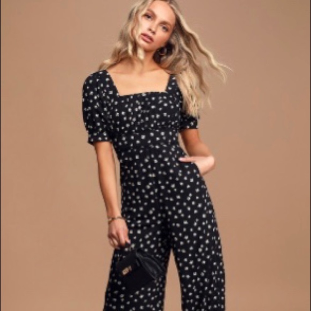 lulus black floral jumper. Still has Tags!